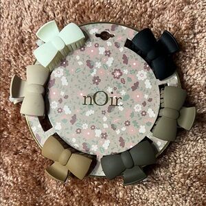 nOir Jewelry Hair Clips Set - Black, Cream, Tan, Green